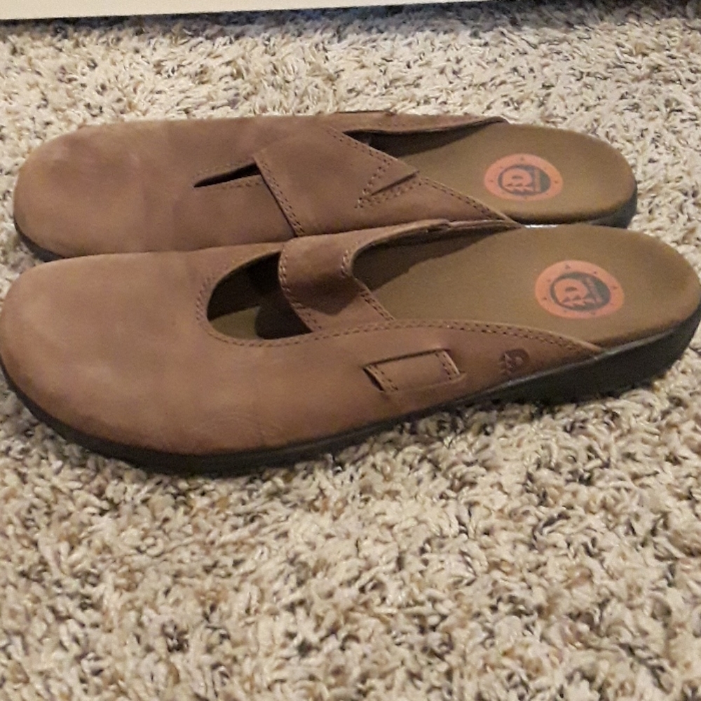 DUNHAM TAN SUEDE MULES 10?